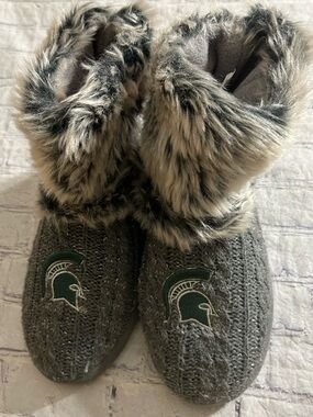 MICHIGAN STATE SPARTANS WOMEN’S GRAY CABLE KNIT FAUX FUR COLLAR SLIPPERS L 9-10